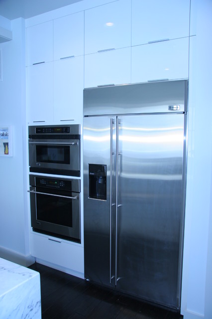 Gloss white cabinets from Plain & Fancy Custom Cabinetry trendy-koekken