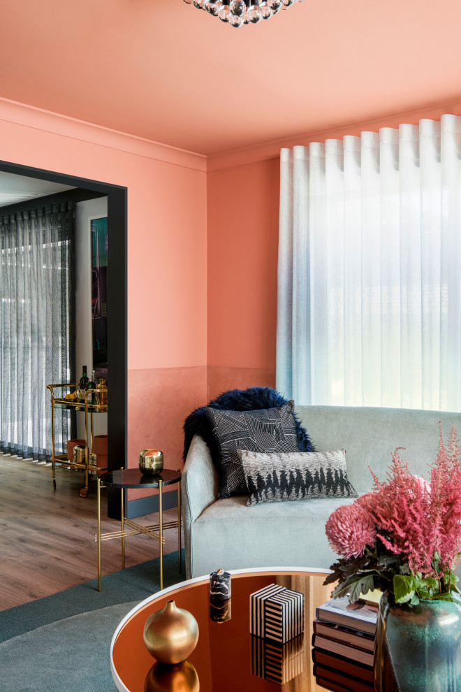 Foto di un grande soggiorno contemporaneo aperto con sala formale, pareti arancioni, parquet chiaro, nessuna TV e pavimento grigio