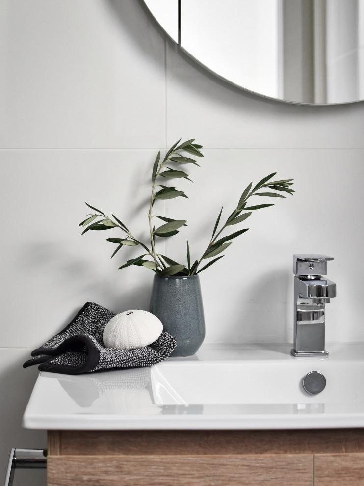 Inredning av ett klassiskt litet vit vitt badrum, med skåp i mellenmörkt trä, en öppen dusch, vit kakel, tunnelbanekakel, vita väggar, klinkergolv i porslin, ett integrerad handfat, bänkskiva i akrylsten, grått golv och med dusch som är öppen