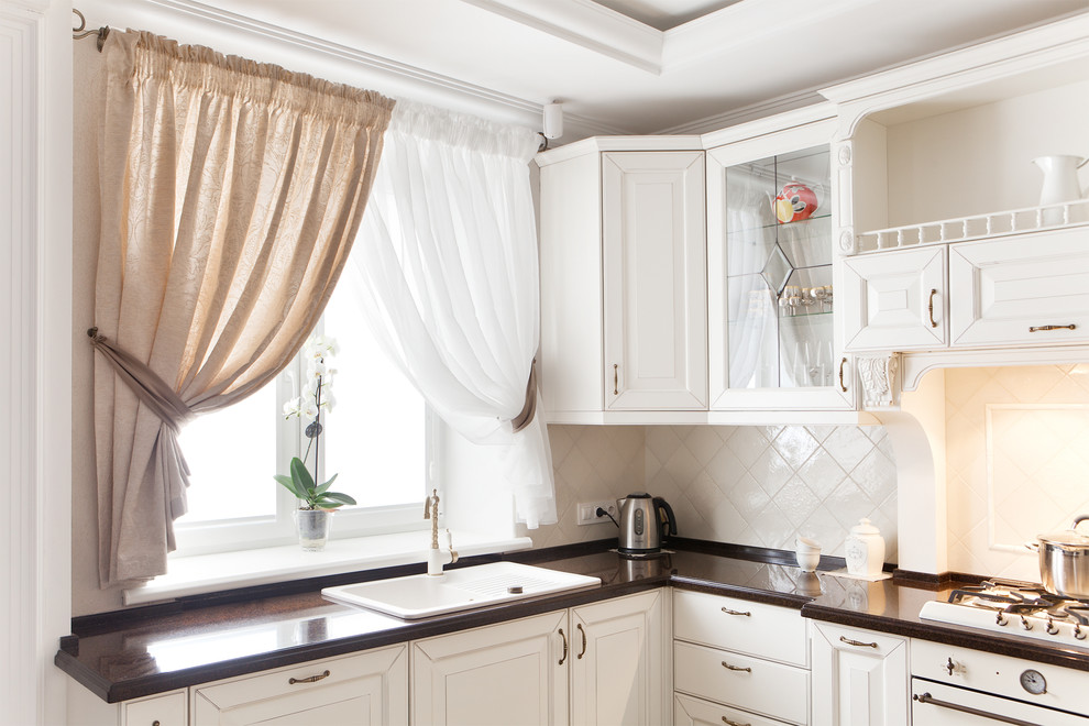 Design ideas for a traditional kitchen in Moscow.