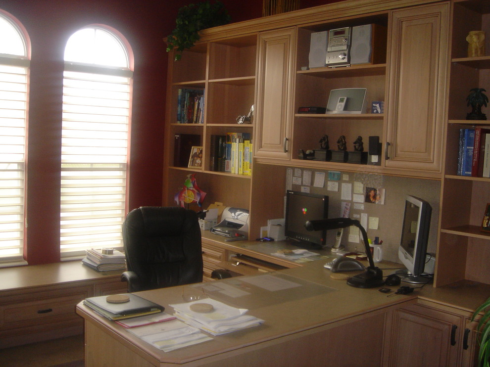 Traditional home office in Tampa.
