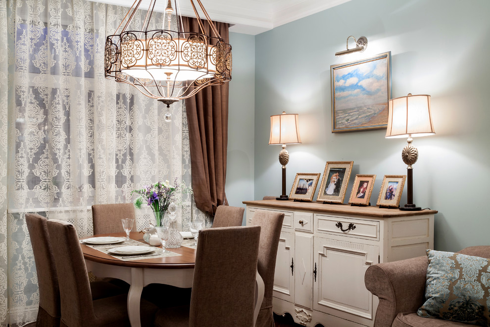 Design ideas for a classic dining room in Moscow.