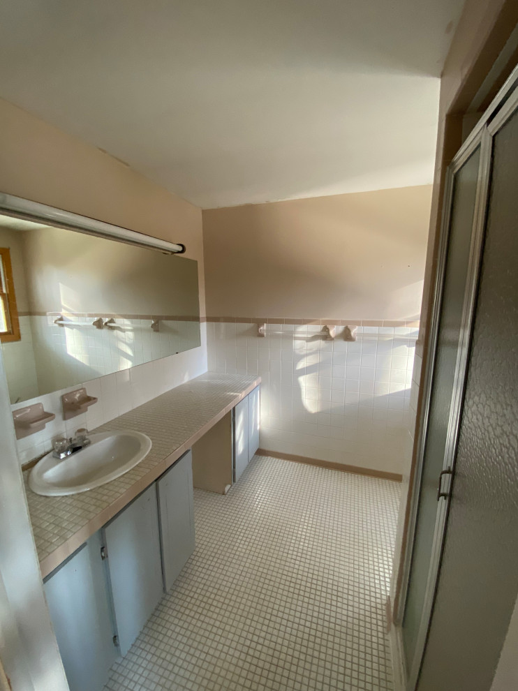 Example of a mid-sized transitional master green tile and ceramic tile porcelain tile, white floor and double-sink sliding shower door design with shaker cabinets, gray cabinets, a two-piece toilet, an undermount sink, quartz countertops, white countertops, a niche and a built-in vanity