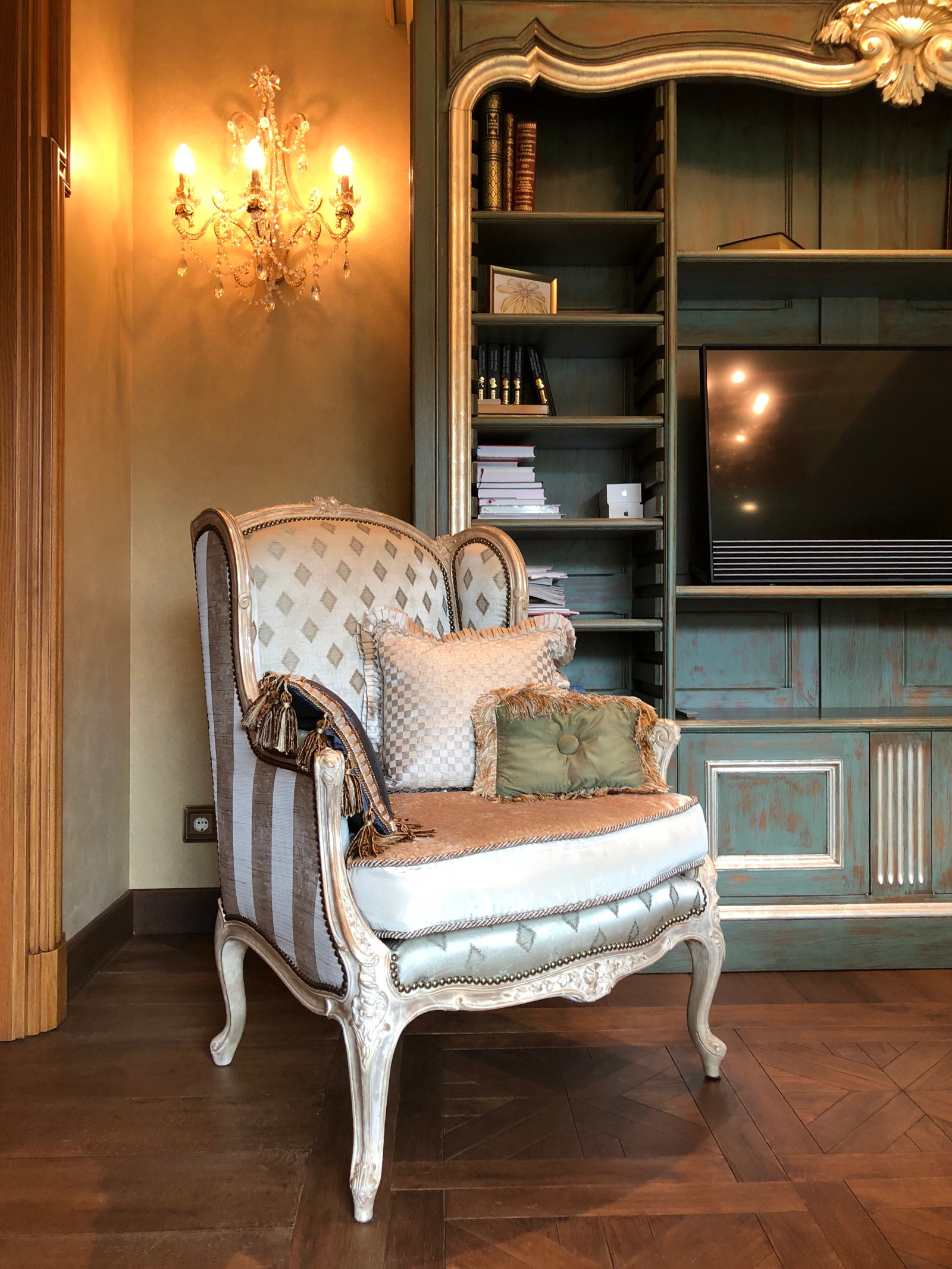 Классическая белая гостиная