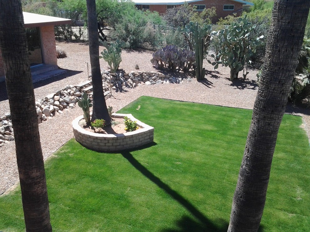 Inspiration for a rustic landscaping in Phoenix.