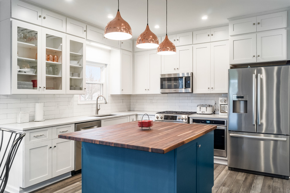 Eat-in kitchen - mid-sized transitional l-shaped eat-in kitchen idea in Columbus with shaker cabinets, quartz countertops, white backsplash, subway tile backsplash and an island
