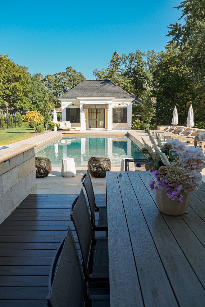 Cette photo montre un grand piscine avec aménagement paysager arrière bord de mer sur mesure avec des pavés en pierre naturelle.