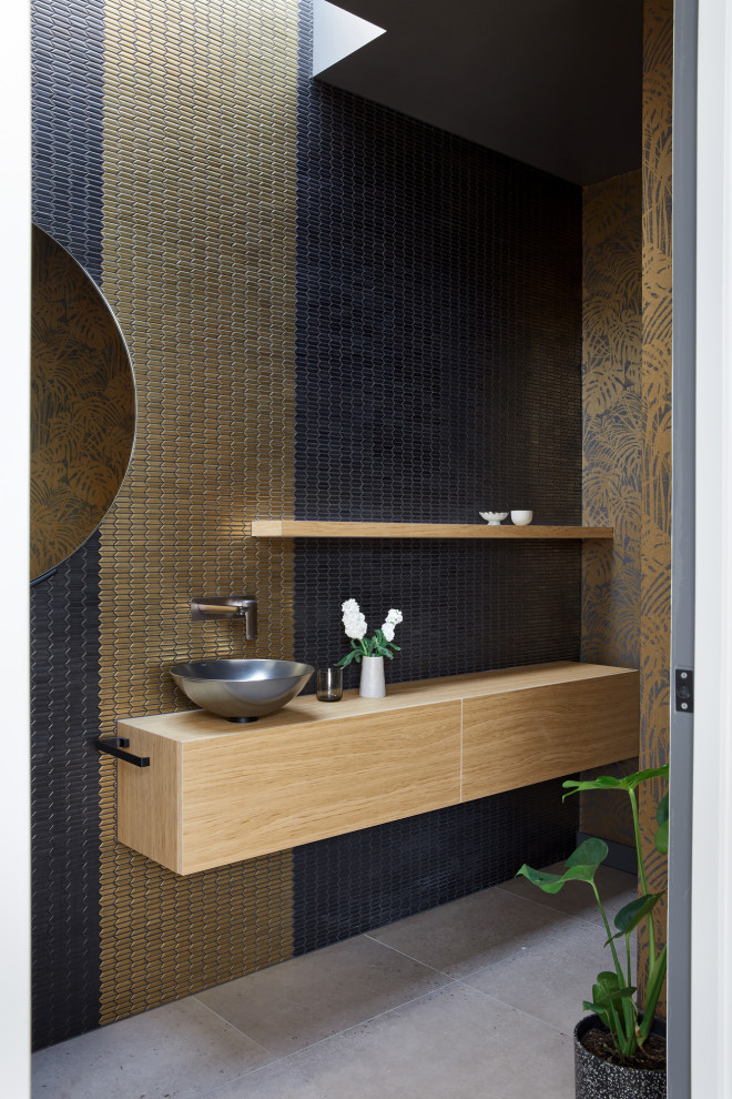 Идея дизайна: туалет среднего размера в современном стиле с плоскими фасадами, светлыми деревянными фасадами, плиткой мозаикой, полом из керамической плитки, подвесной тумбой и обоями на стенах