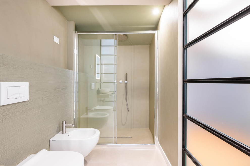 Idéer för mellanstora industriella badrum med dusch, med en kantlös dusch, en vägghängd toalettstol, beige väggar, klinkergolv i porslin, beiget golv och dusch med skjutdörr