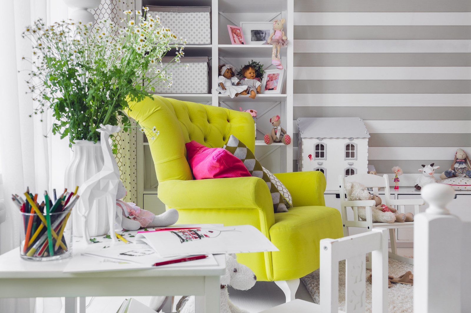 LET'S DRINK CHAMPAGNE AND DANCE ON THE TABLE