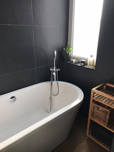 Salle de bain scandinave dans une maison bourgeoise
