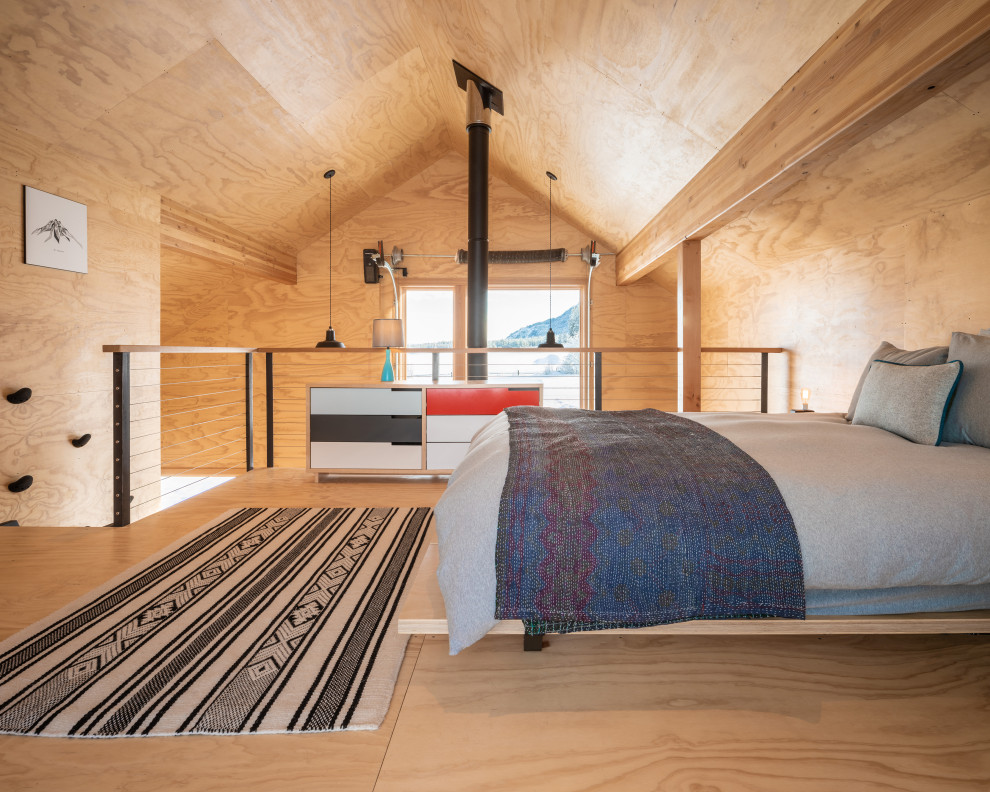 Ispirazione per una piccola camera da letto stile loft moderna con soffitto in legno e pareti in legno