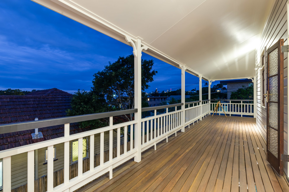 Photo of a mid-sized traditional balcony in Brisbane with a roof extension.