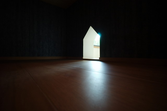 ねこと住むいえ contemporary-home-office