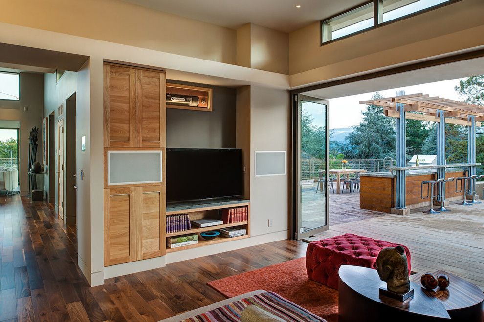 Ispirazione per un soggiorno minimalista chiuso con pareti beige, pavimento in legno massello medio, nessun camino, TV a parete e pavimento marrone