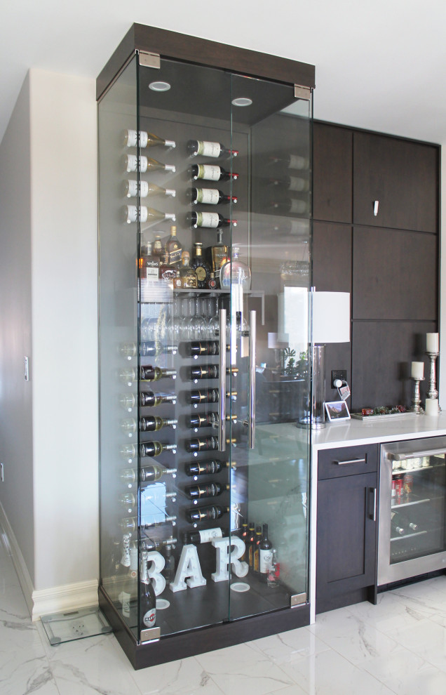 Eat-in kitchen - large transitional u-shaped eat-in kitchen idea with shaker cabinets, white cabinets, quartz countertops, gray backsplash, stainless steel appliances, an island and gray countertops