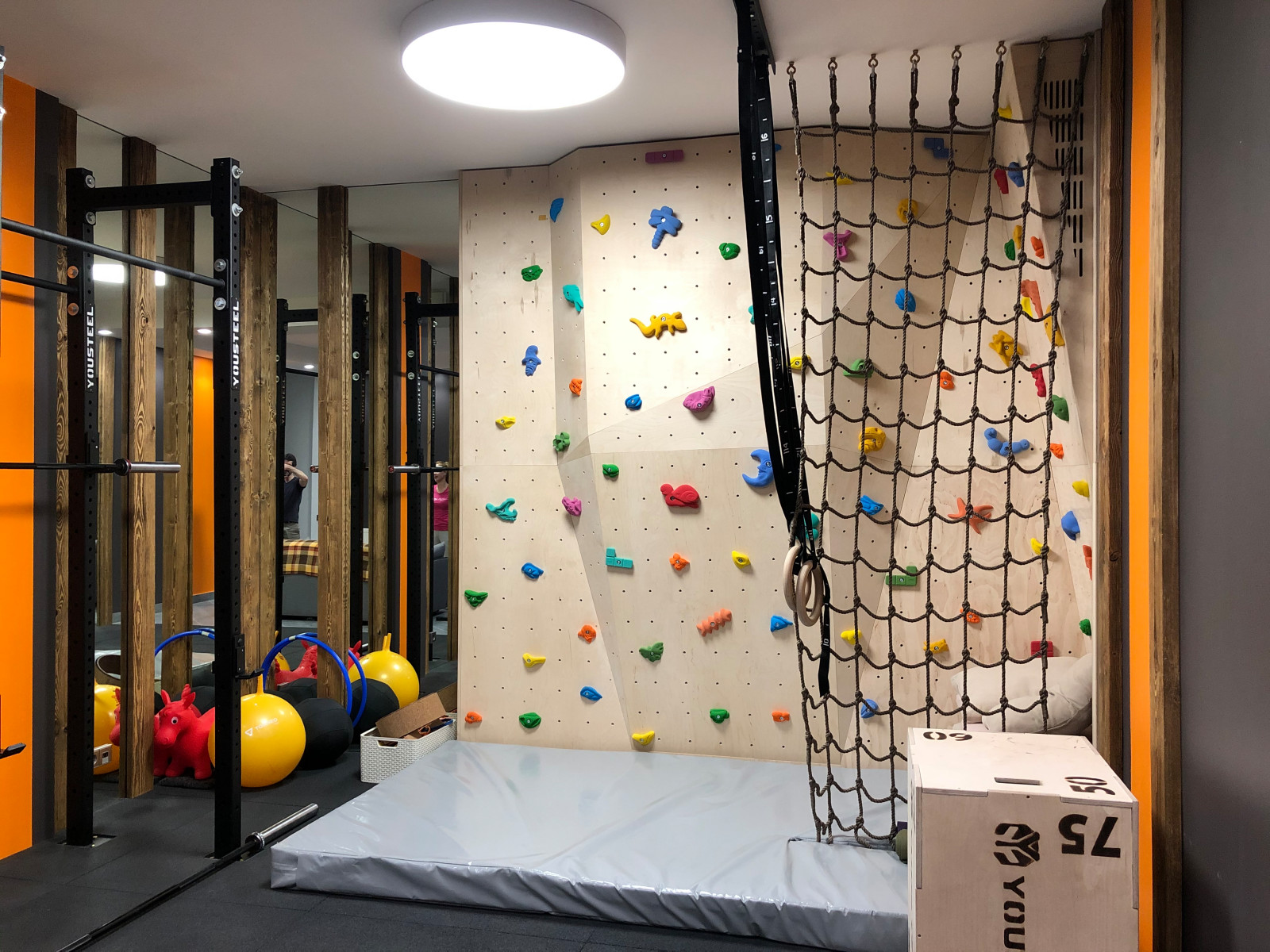 Спортивный зал с детским скалодромом в частном доме в Барвихе