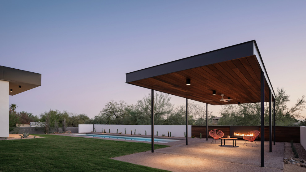 Idee per una piscina minimalista rettangolare di medie dimensioni e dietro casa con lastre di cemento