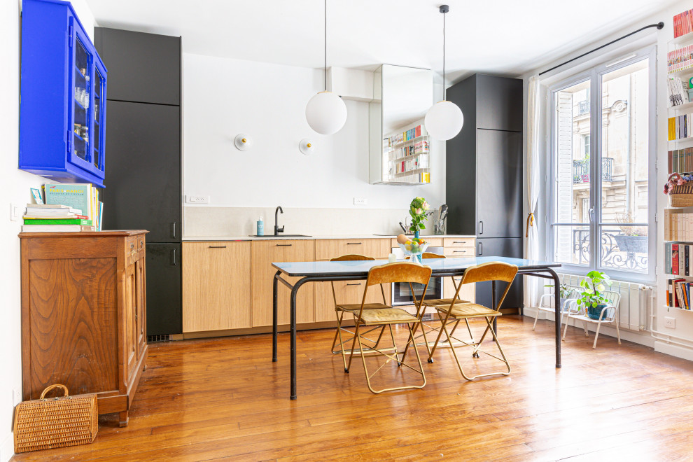 This is an example of an eclectic kitchen in Paris.