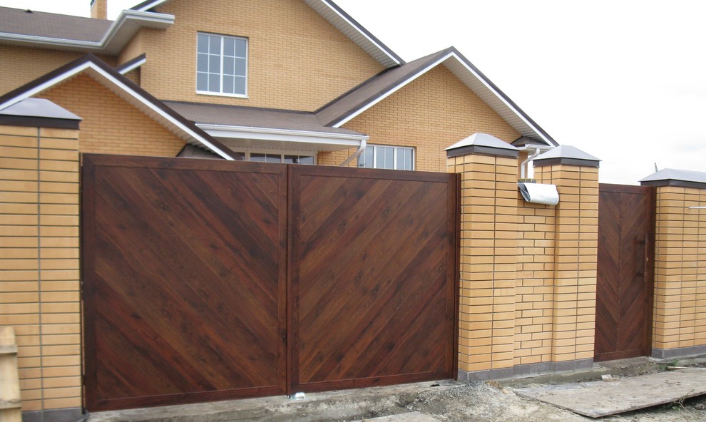 Алюминиевые ворота с калиткой под дерево