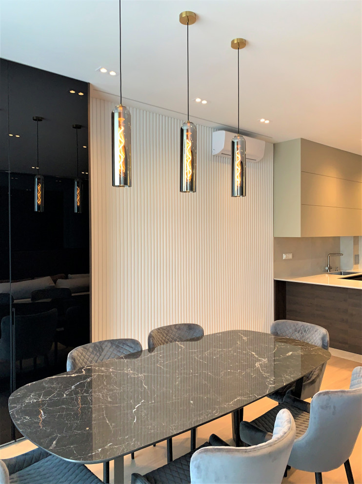 Стильный дизайн: кухня-столовая среднего размера в современном стиле с белыми стенами, полом из ламината, коричневым полом и деревянными стенами без камина - последний тренд