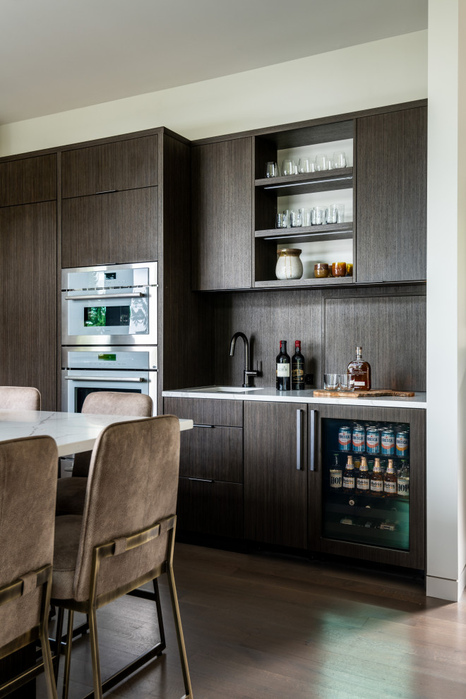 Foto di un cucina con isola centrale minimalista di medie dimensioni con ante lisce e ante in legno bruno