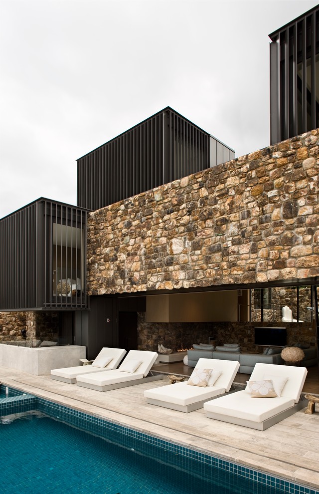 Inspiration for a mid-sized contemporary backyard patio in Auckland.