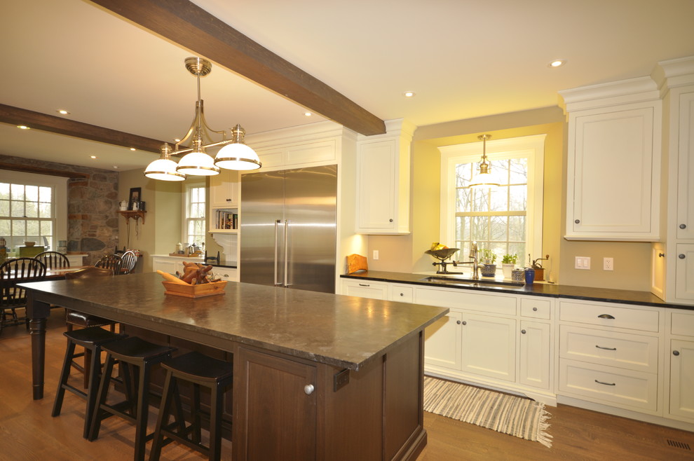 Transitional kitchen photo in Toronto
