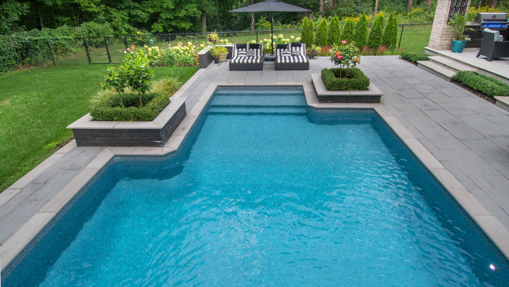 Idee per una grande piscina minimalista