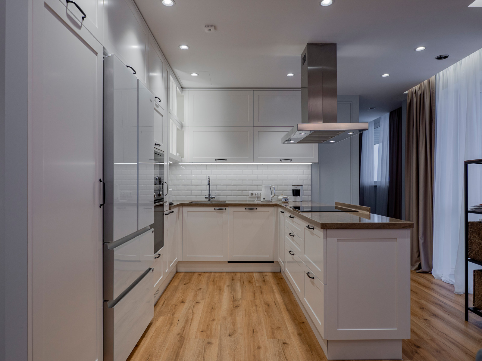 Стильная неоклассическая кухне в белом цвете