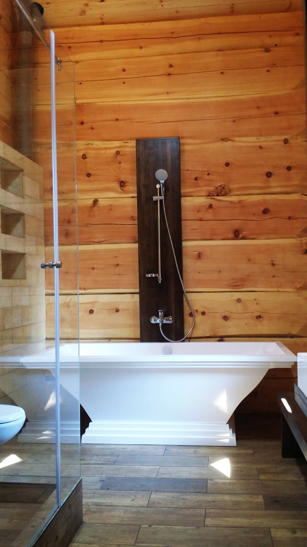 Калачево. Стеклянные ограждения в ванных комнатах