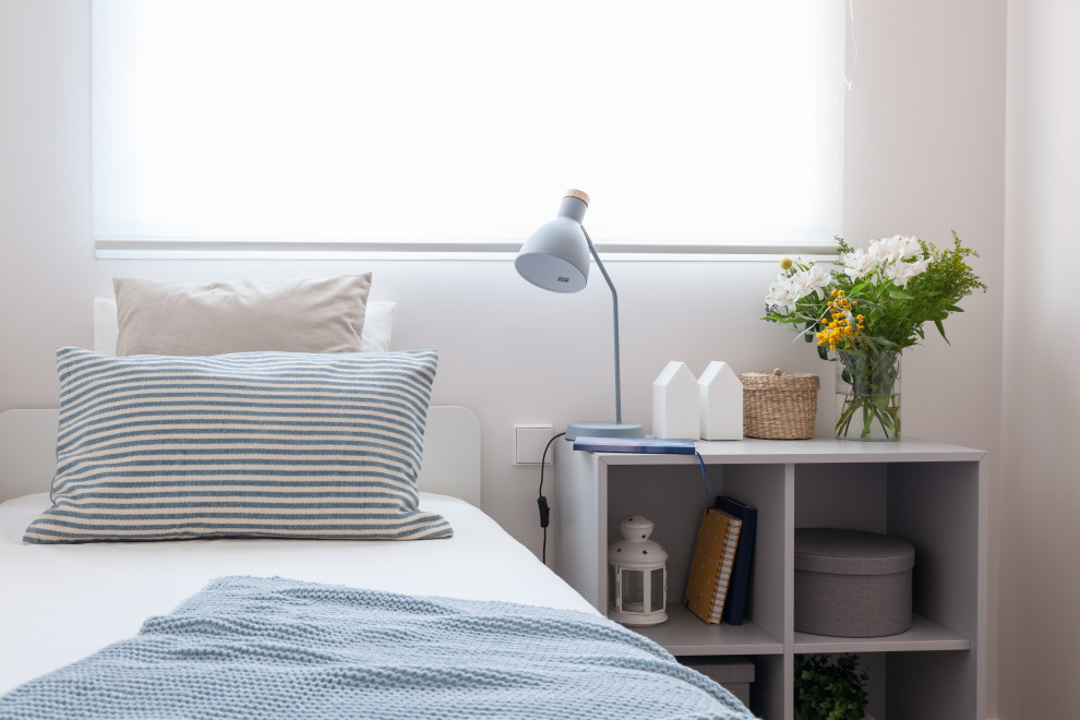 Imagen de dormitorio infantil de 4 a 10 años escandinavo pequeño con paredes beige, suelo laminado y suelo gris