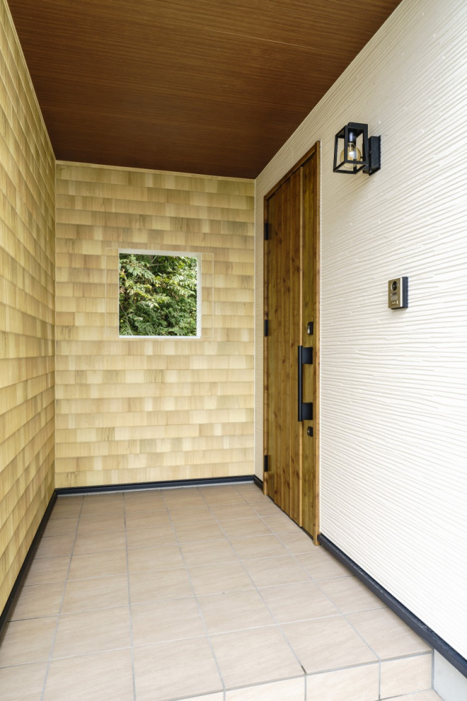 Источник вдохновения для домашнего уюта: входная дверь среднего размера со шкафом для обуви в стиле модернизм с белыми стенами, полом из керамической плитки, одностворчатой входной дверью, коричневой входной дверью, оранжевым полом, потолком с обоями и обоями на стенах