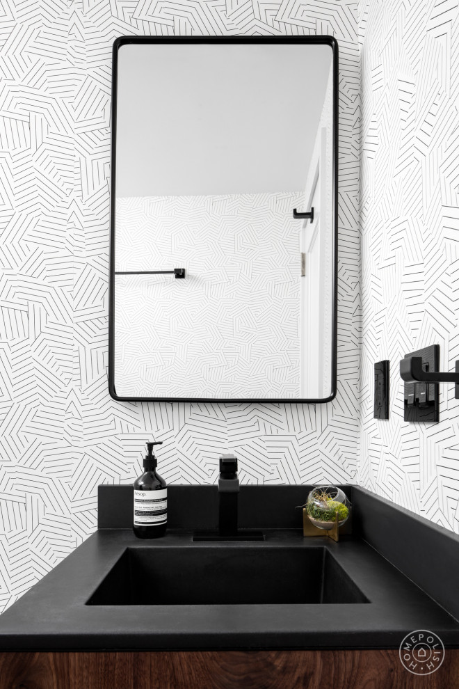 Cette photo montre une petite salle d'eau tendance en bois brun avec un placard à porte plane, un mur blanc, un lavabo intégré, un plan de toilette en béton, un plan de toilette noir, meuble simple vasque, meuble-lavabo sur pied et du papier peint.