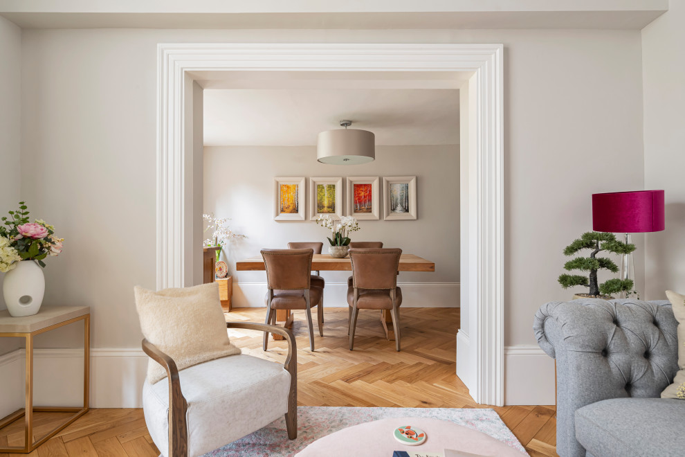 Идея дизайна: большая изолированная, серо-белая гостиная комната в стиле ретро с серыми стенами и паркетным полом среднего тона