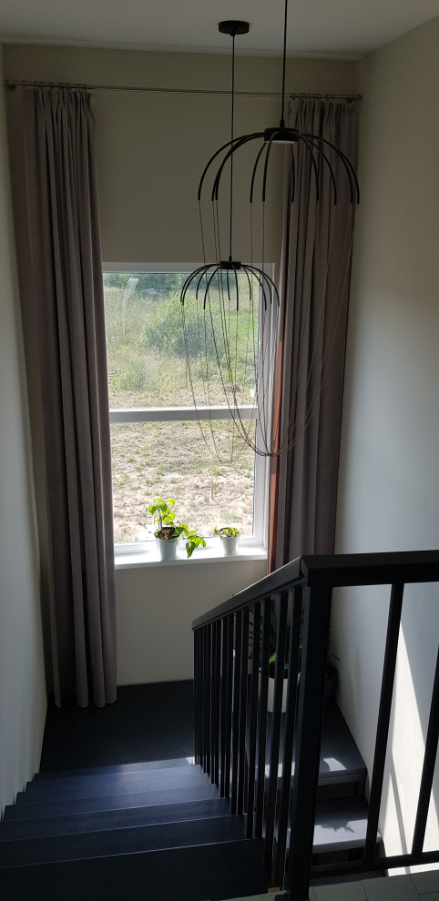 Рабочий кабинет , лестница в частном доме .