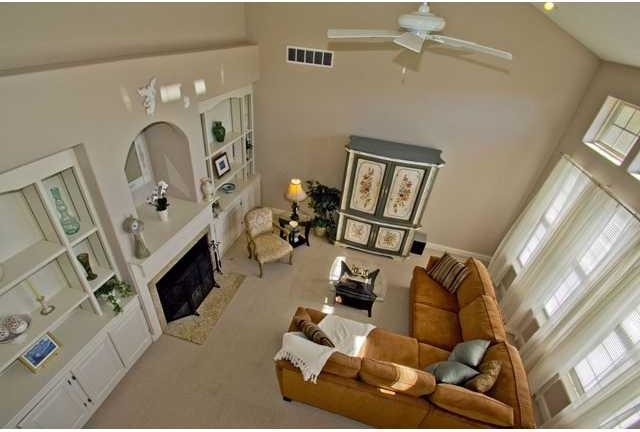 This is an example of a traditional family room in Columbus.