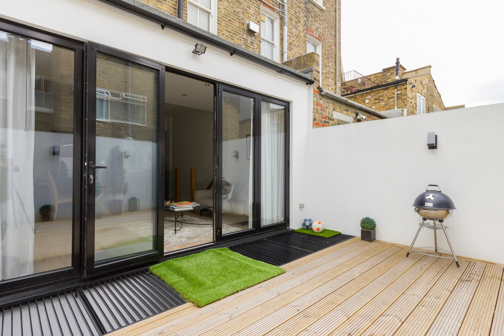 Mid-sized contemporary deck in London.