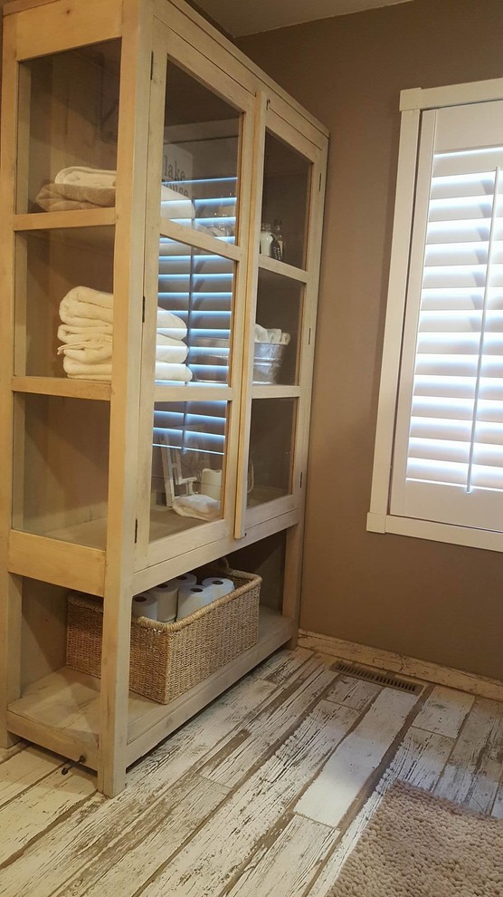 Inspiration for a rustic home design remodel in Minneapolis