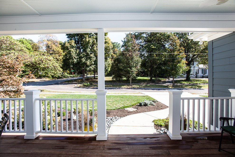 Large traditional front yard verandah in St Louis with concrete slab and a roof extension.