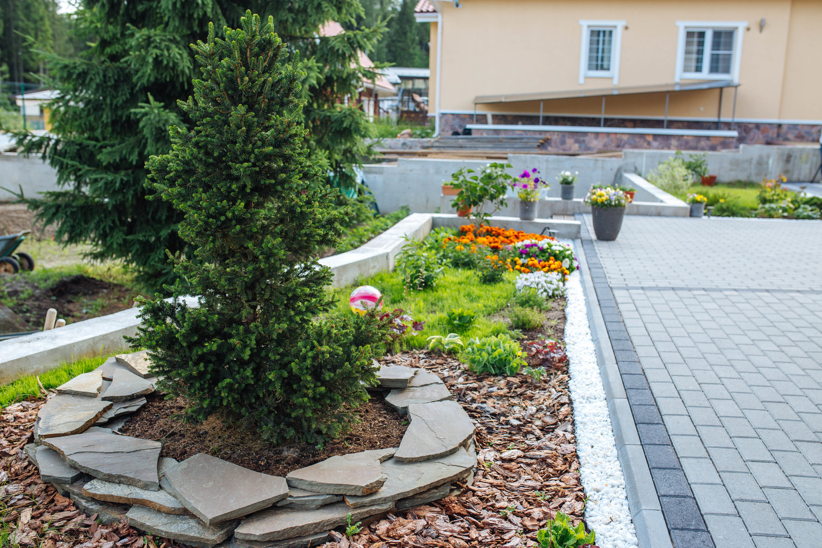 Белый коттедж в поселке Киссолово