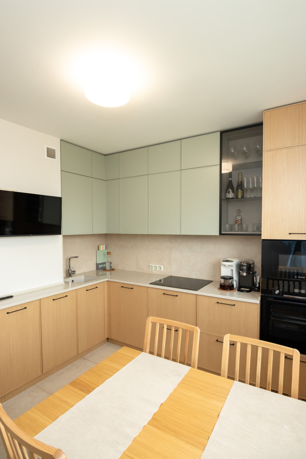 Неоклассическая кухня в трендовых цветах этого года