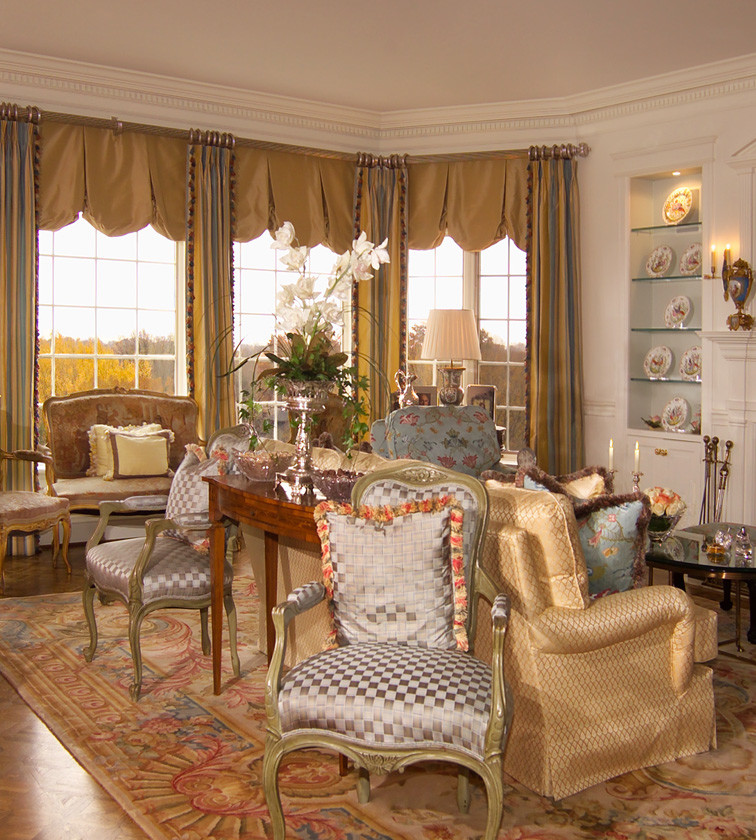 This is an example of a traditional family room in Louisville.