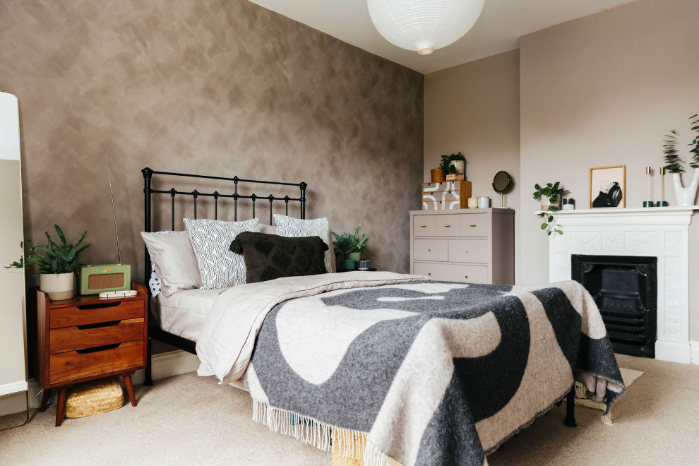 Mittelgroßes Modernes Hauptschlafzimmer mit brauner Wandfarbe, Teppichboden, Kamin, verputzter Kaminumrandung und beigem Boden in London