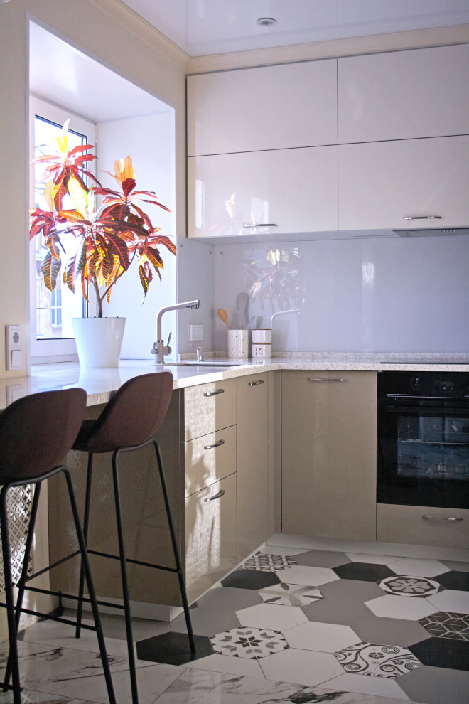 Кухня в студии, вид из зала