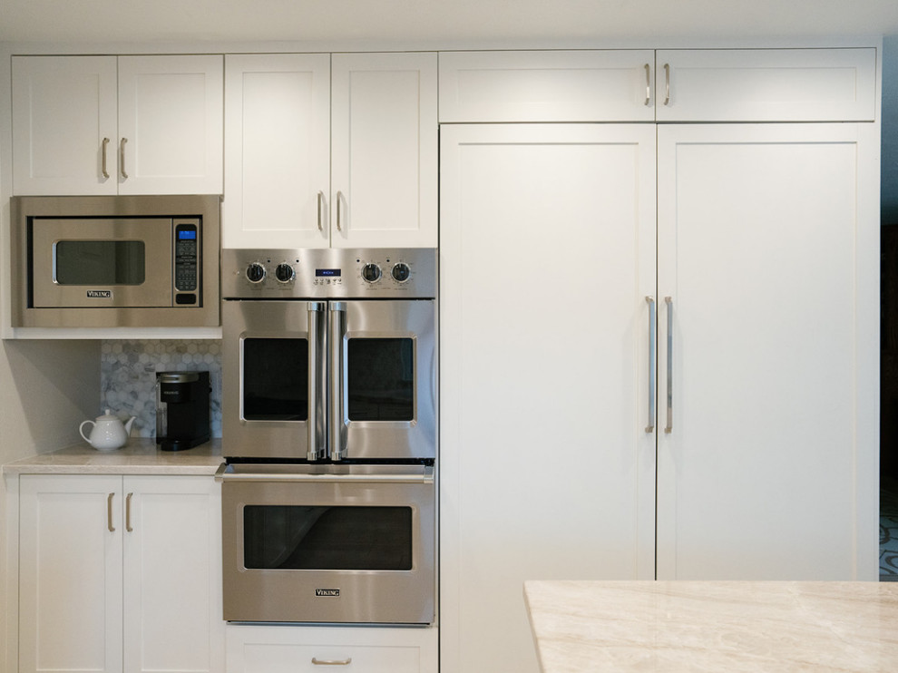 Inspiration for a mid-sized transitional home design remodel in Dallas