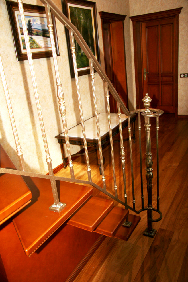 Лестница на центральном косоуре с чугунным ограждением Grande forge(Франция)