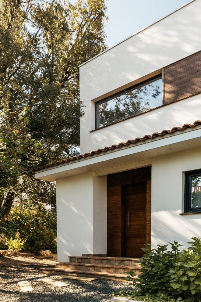 Источник вдохновения для домашнего уюта: трехэтажный, белый частный загородный дом среднего размера в средиземноморском стиле с комбинированной облицовкой, плоской крышей, черепичной крышей, красной крышей и отделкой дранкой