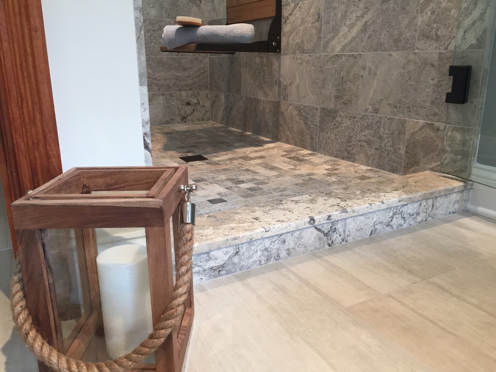 Transitional home design photo in Miami