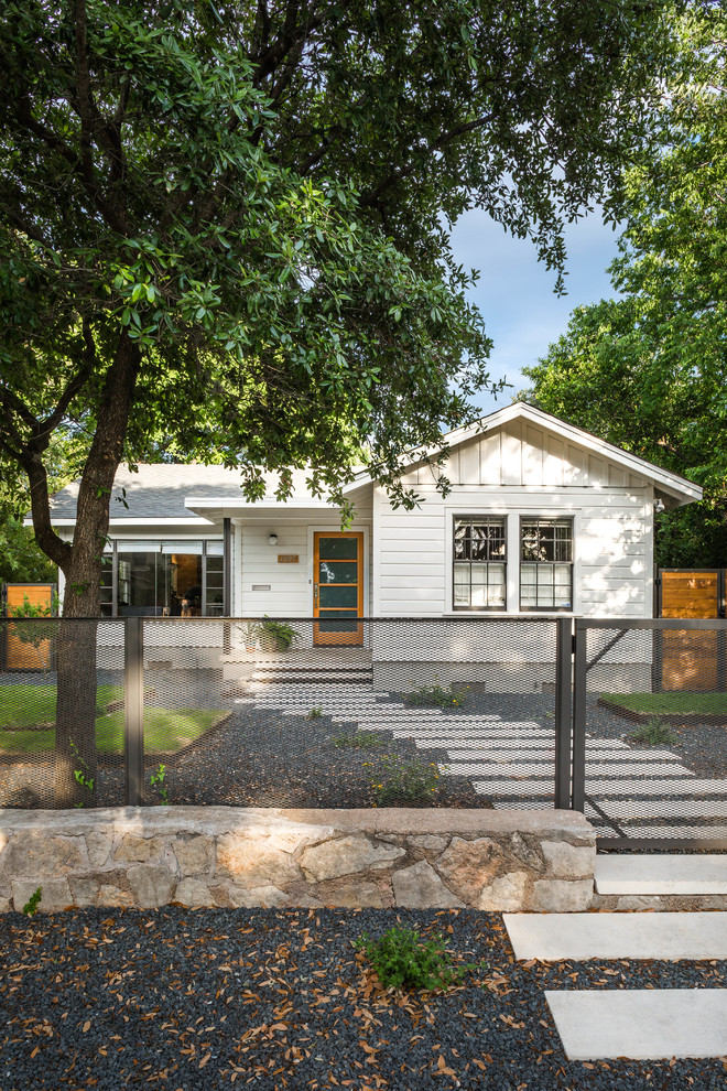 Photo of a transitional one-storey white exterior in Austin.